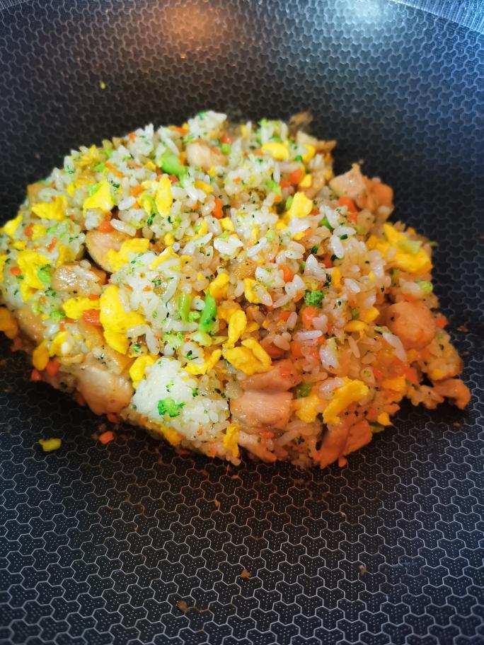 鸡胸肉杂蔬炒饭的做法