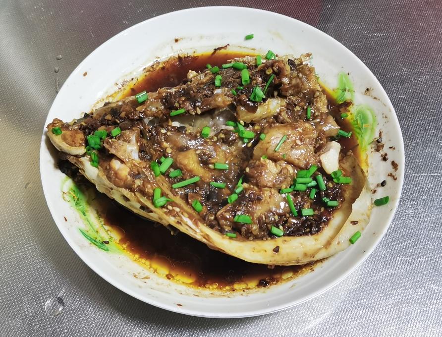 一头二吃之.豉香蒸鱼头（附，香煎鱼肝）的做法