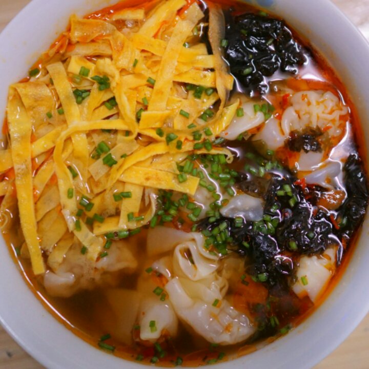 红汤辣油馄饨