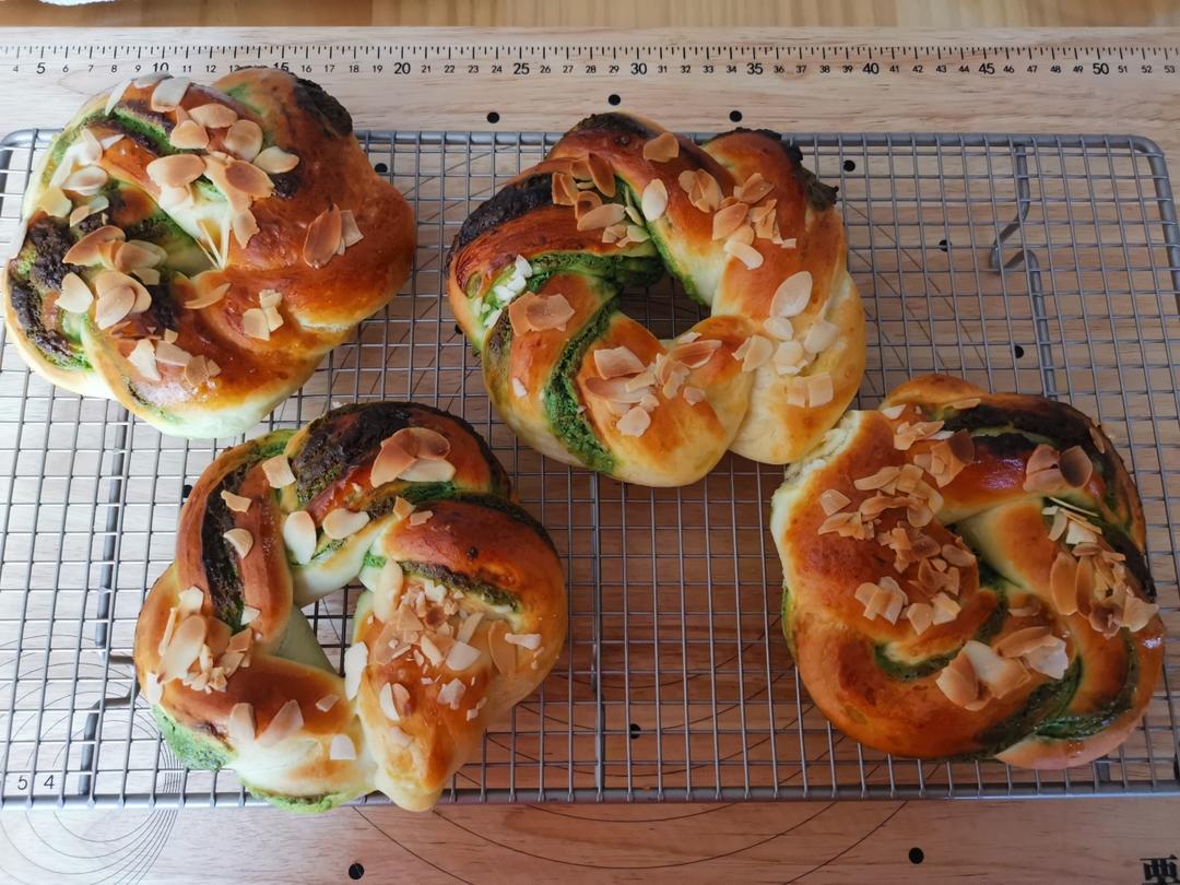 抹茶奶酥花环面包