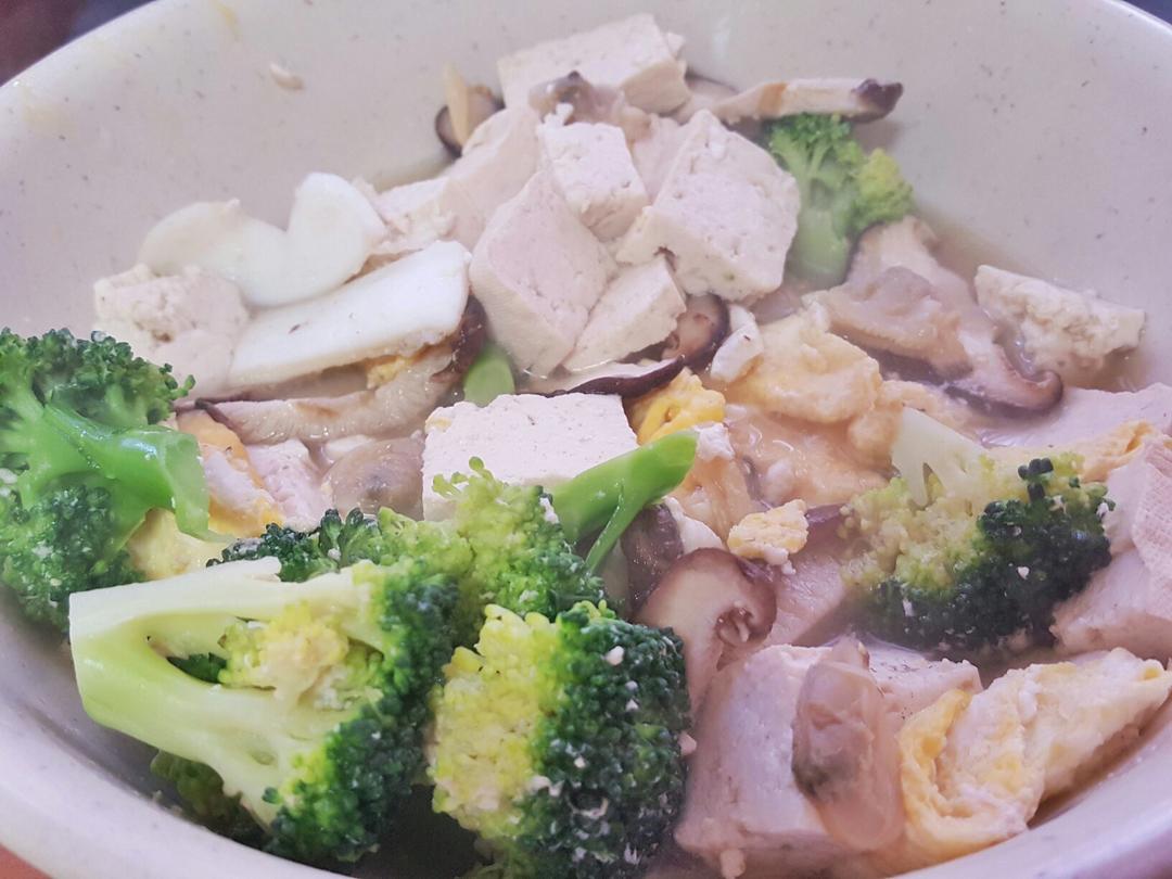 豆腐鲜虾菇菌汤