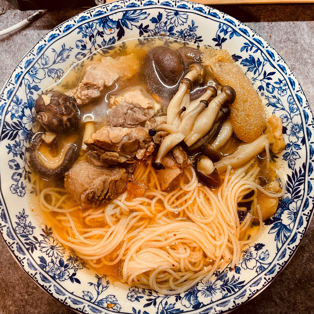家常排骨面