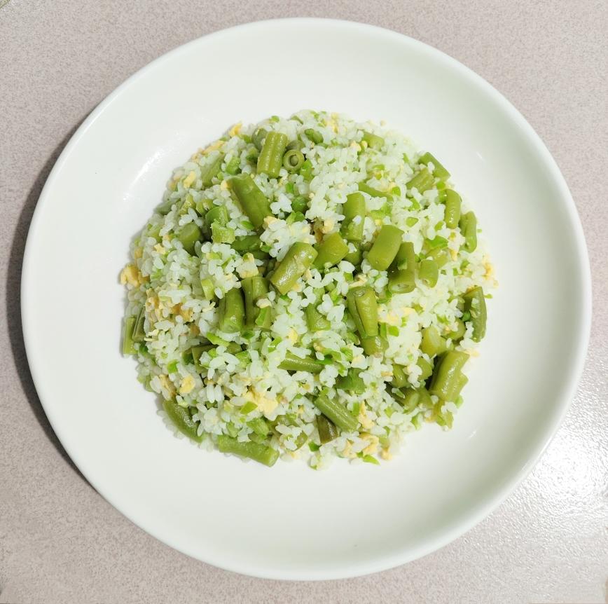 儿子小时候常吃的蛋炒饭：四季豆虾仁火腿肠蛋炒饭