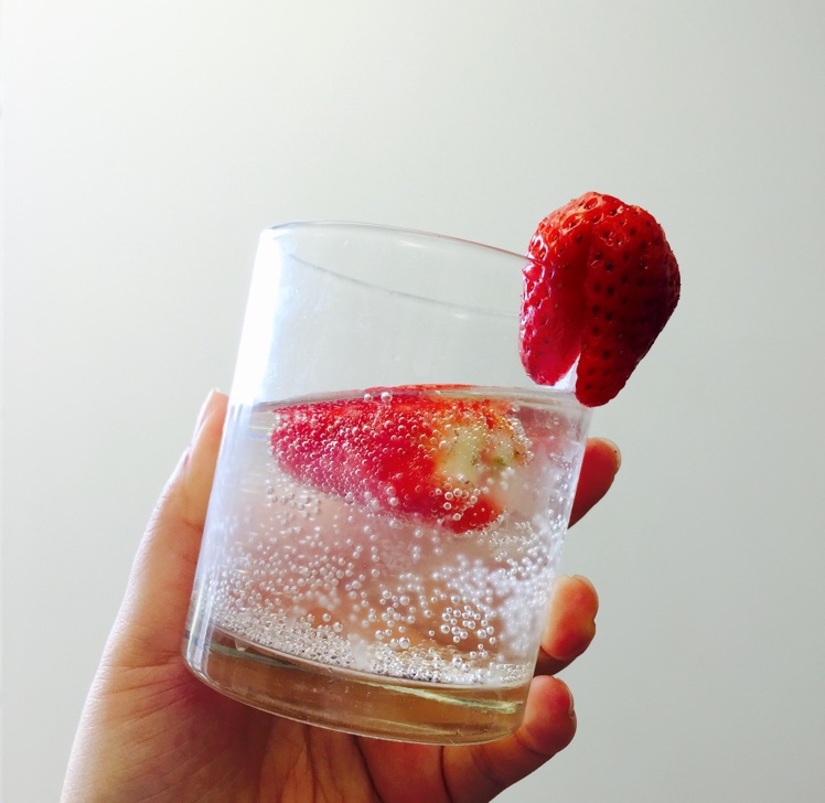 接骨木汁气泡鸡尾酒