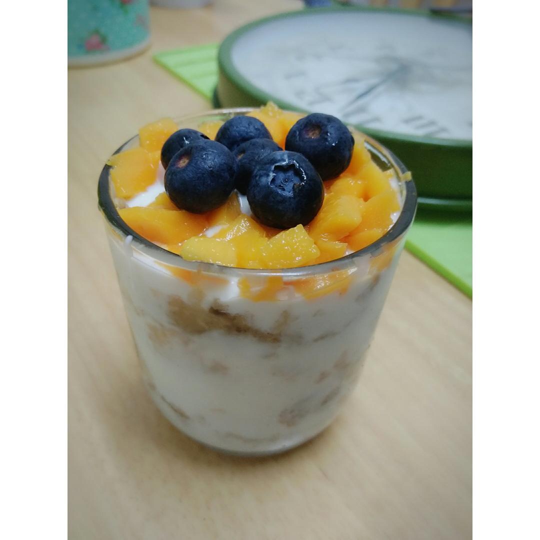 超简单的营养早餐--酸奶麦片