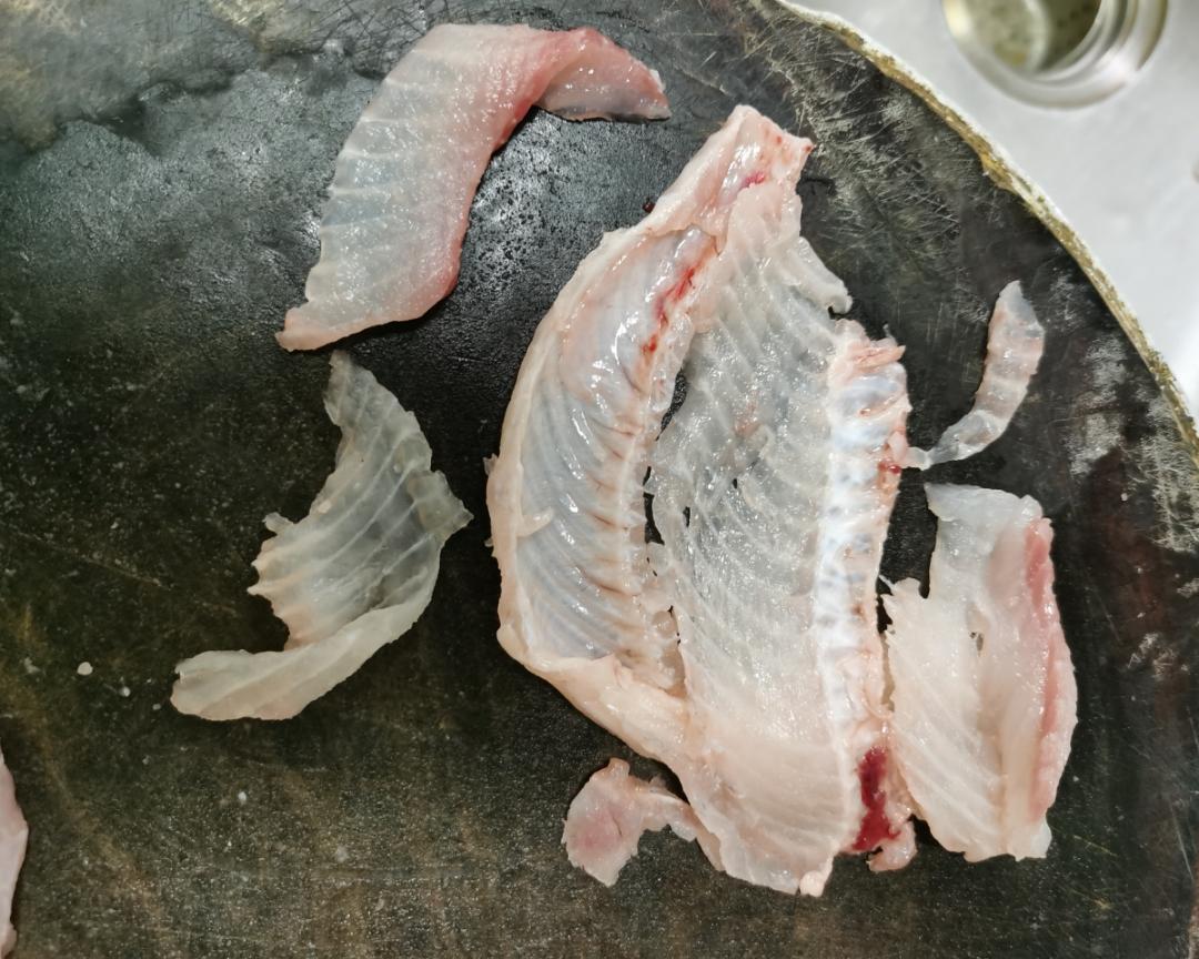 一条黑鱼鱼刺就这么多因为没有自拍架,家里没人,没办法把另一处刺的