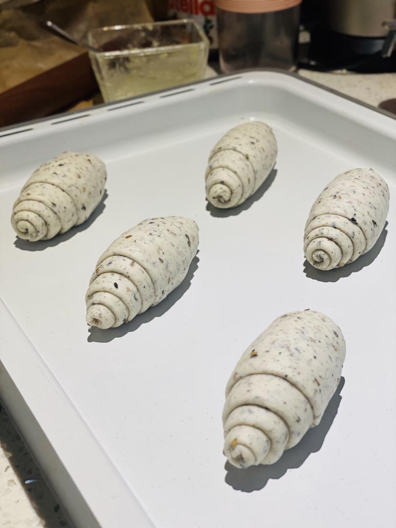 烫种黑芝麻盐面包