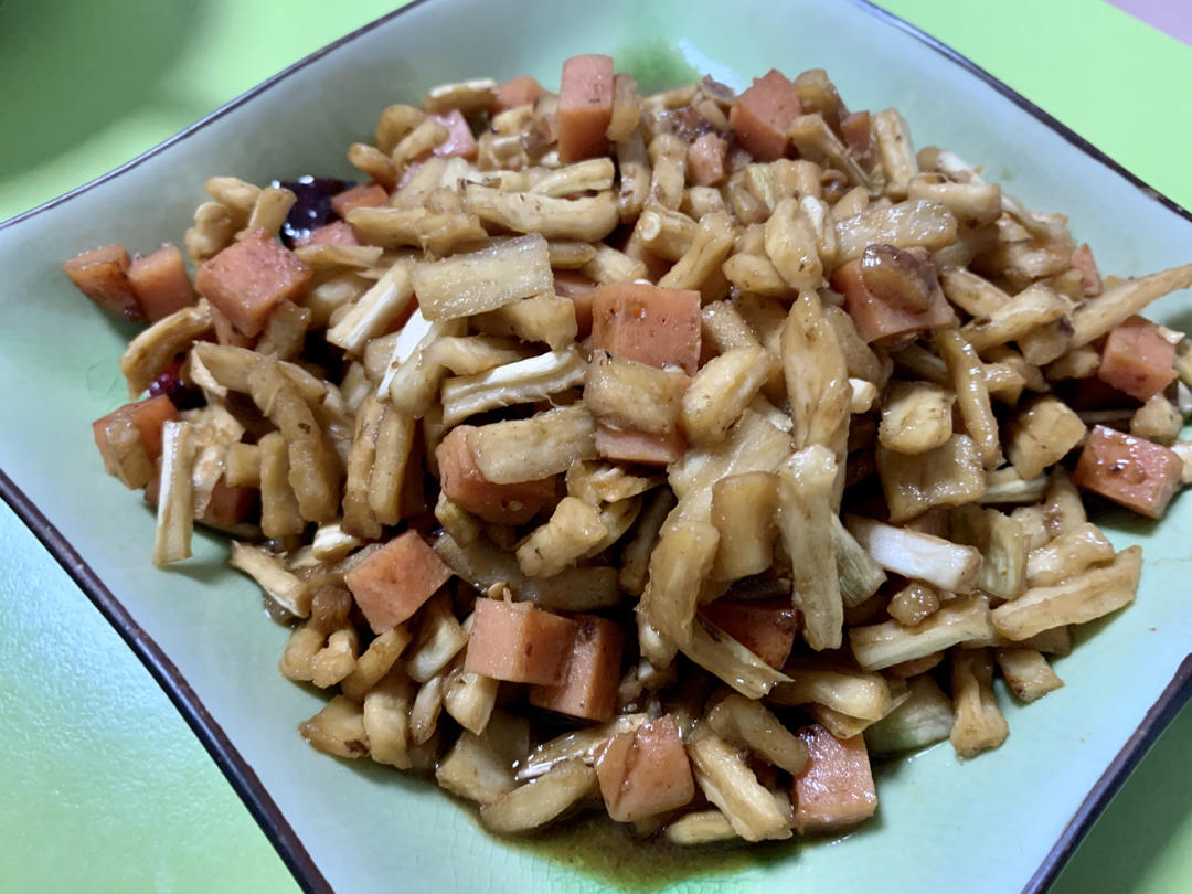 萝卜干炒腊肉（湘菜）新增腊肉快速去咸的方法