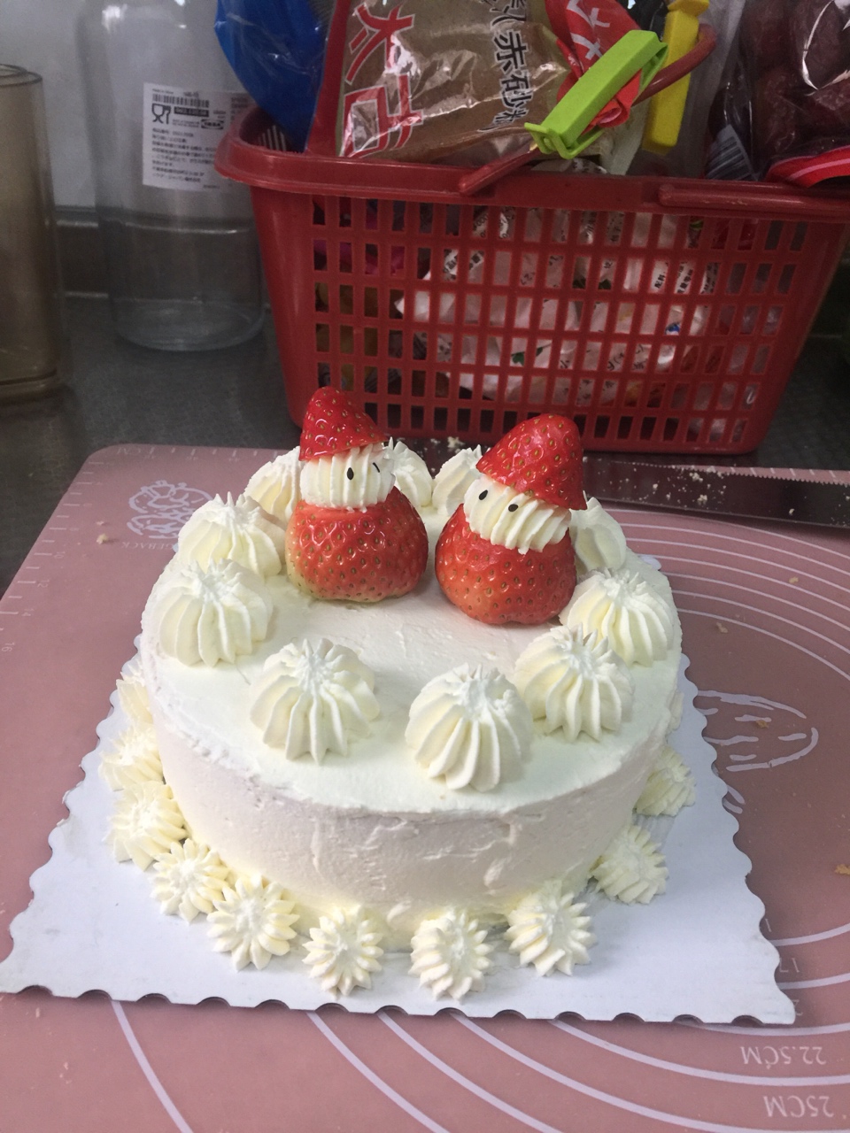 六寸草莓装饰蛋糕