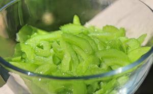 醋泡芹菜 Celery Sunomono的做法 步骤2