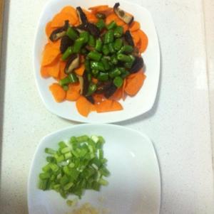 胡萝卜炒香菇的做法 步骤2