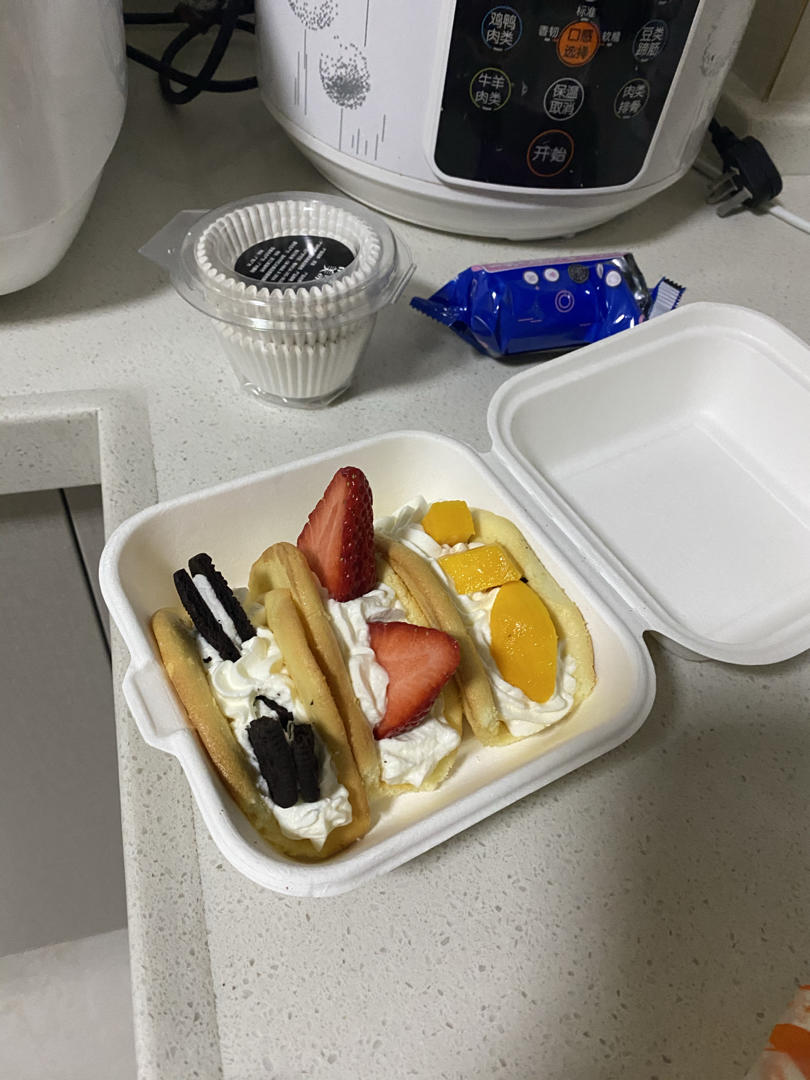 草莓抱抱卷
