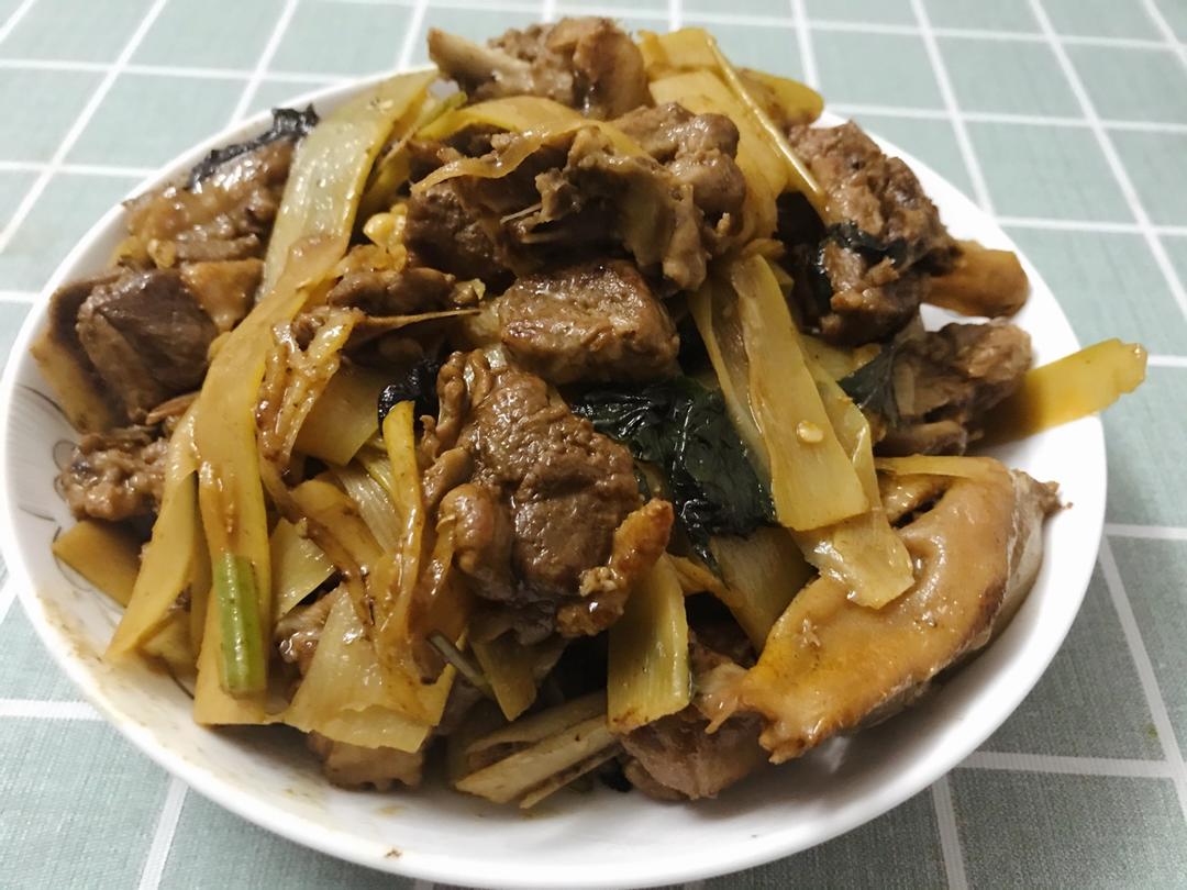 酸笋焖鸭