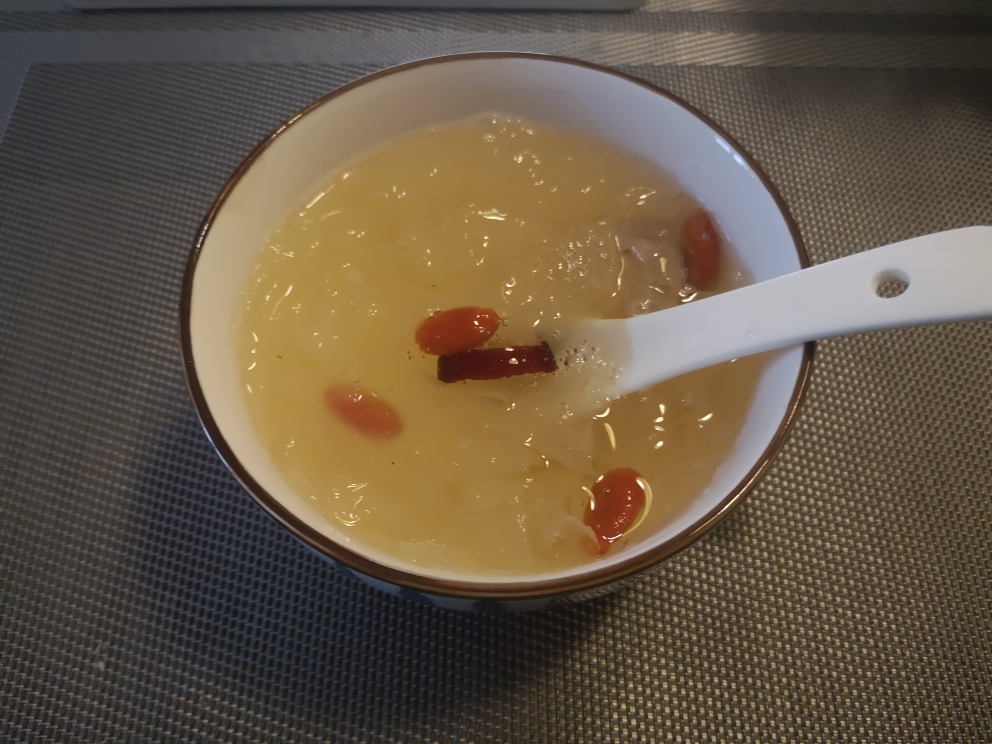 出胶的银耳红枣枸杞汤的做法