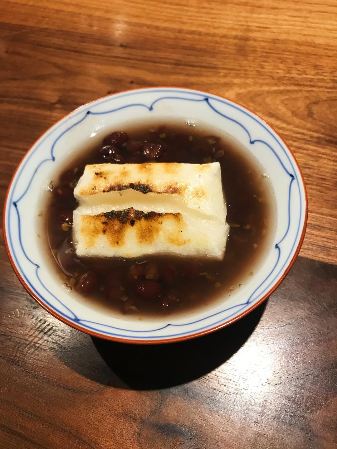 冬日里暖胃的烤年糕红豆汤