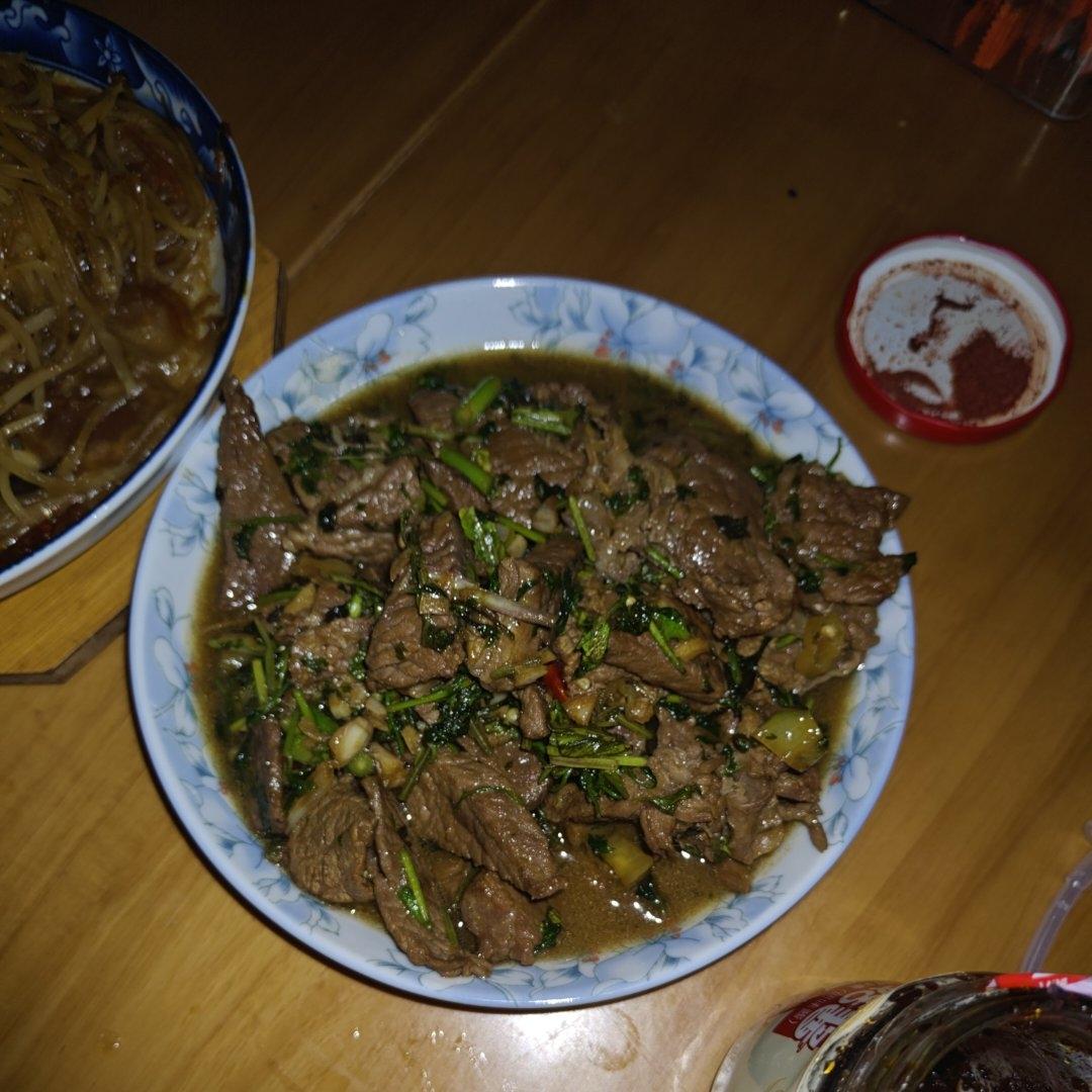 香菜炒牛肉，香辣下饭，爱吃香菜的朋友看过来，拌饭绝了