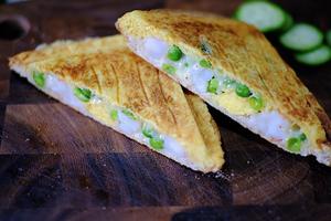 一块三明治就能包含了一餐中的主食蛋白质、钙和维生素|豌豆虾仁炒鸡蛋三明治|好喝的坚果玉米浓汤的做法 步骤10