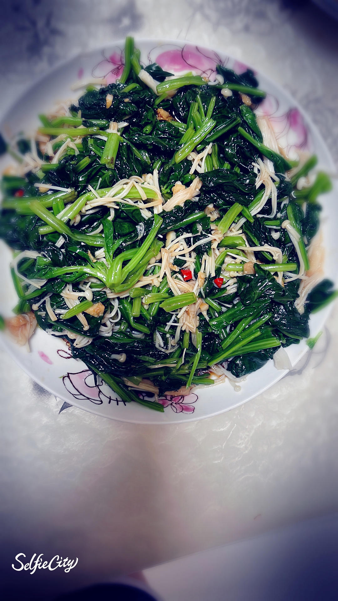 解馋减脂餐！酸辣开胃又下饭的菠菜拌金针菇
