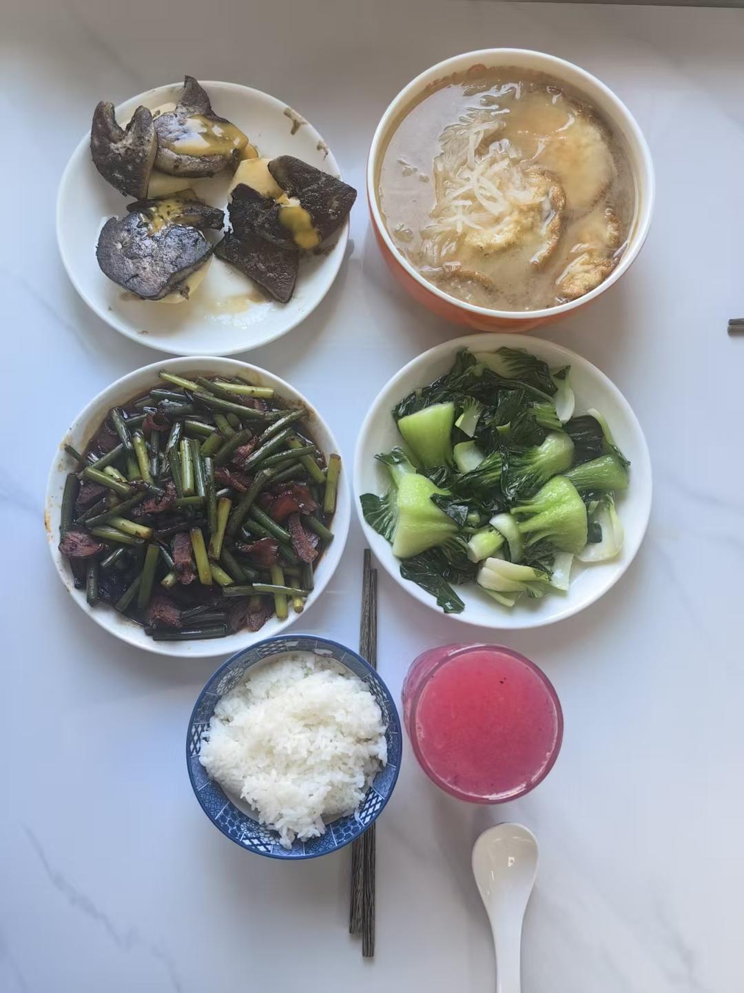 把梦想 化成了灶台上的一天又一天。