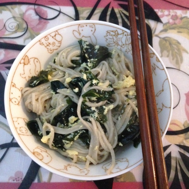 懒人食谱—裙带菜鸡蛋荞麦面