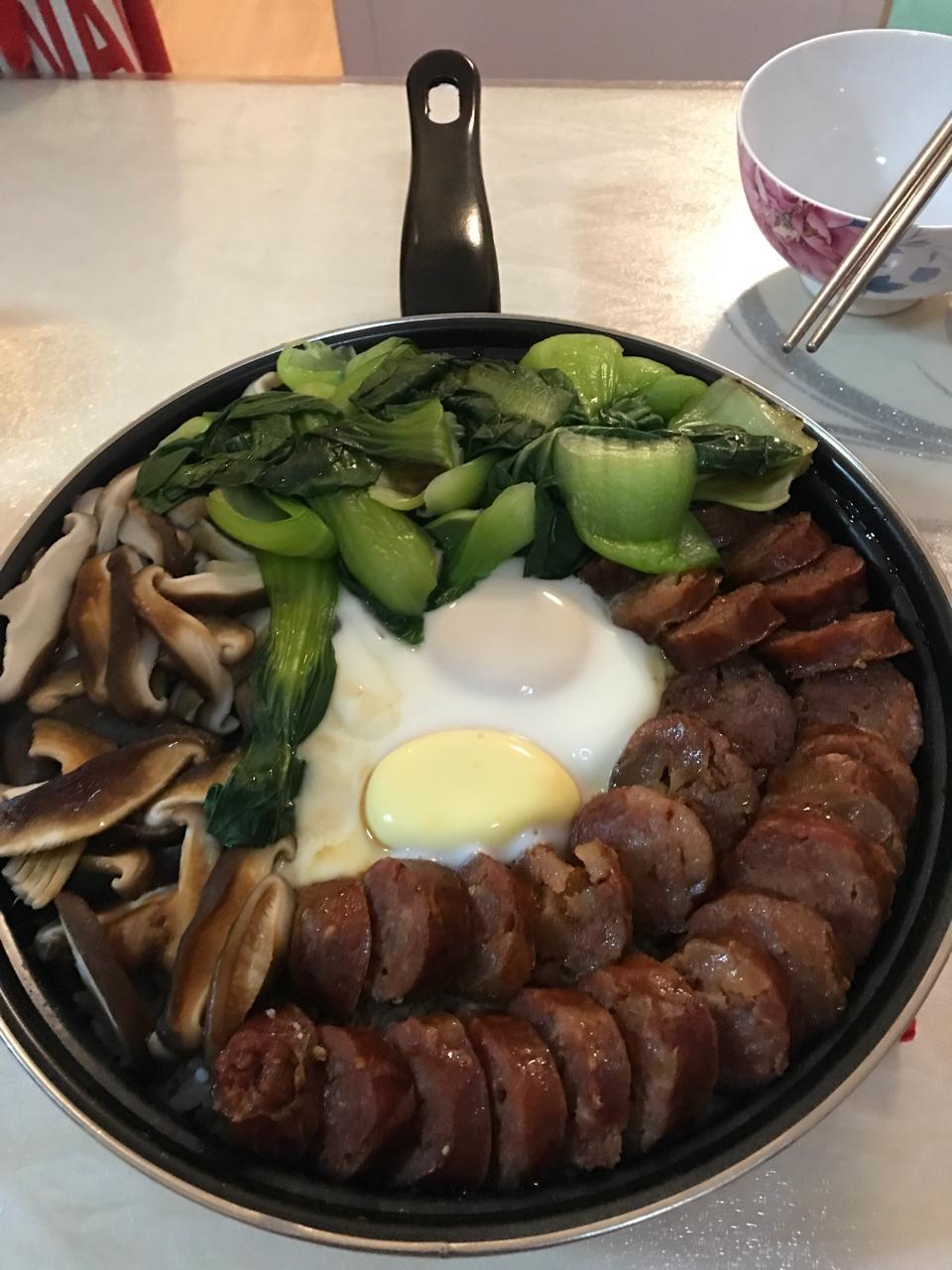 铸铁锅腊肠煲仔饭