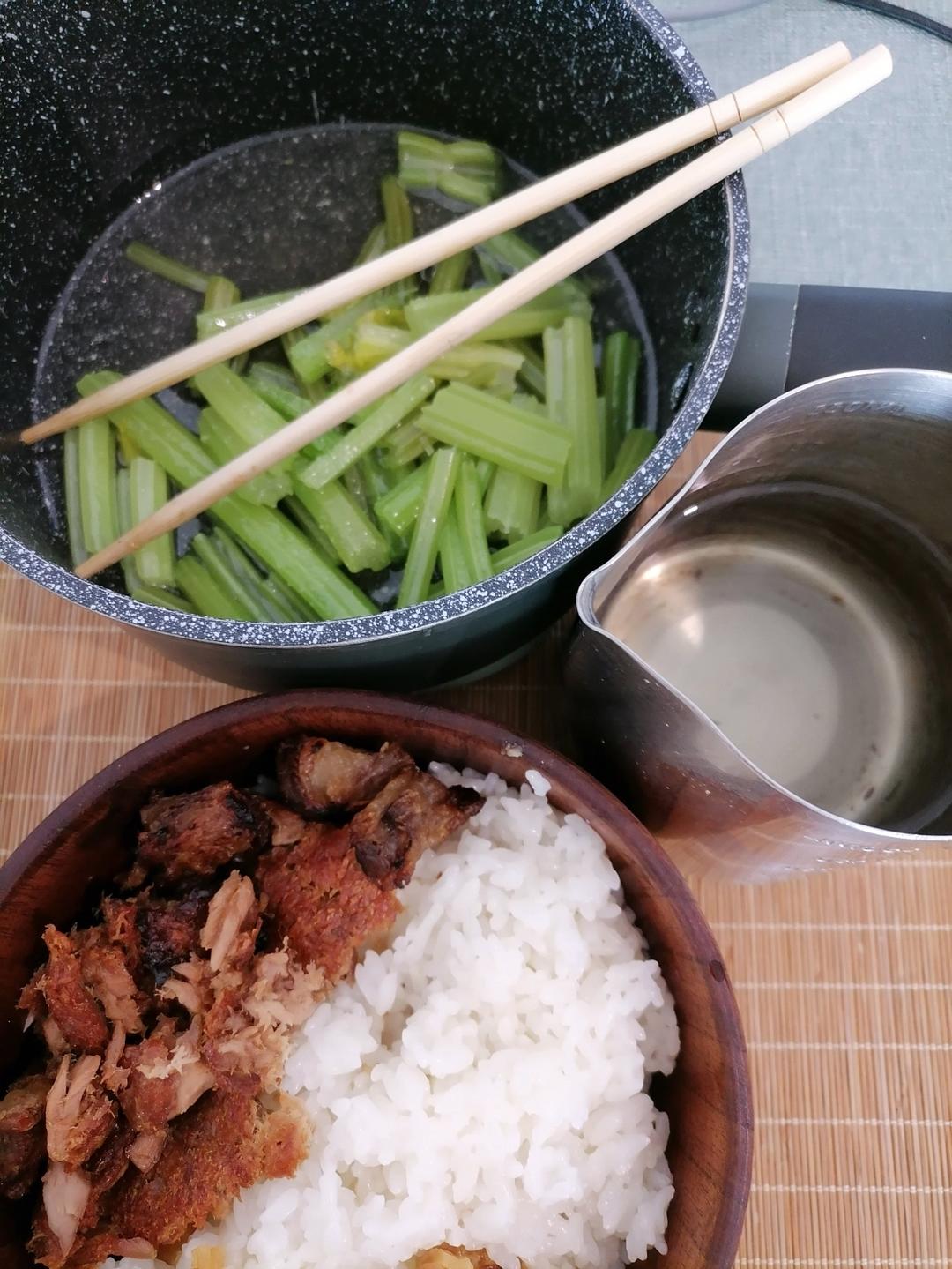 早饭。煎五花肉+水油煮芹菜