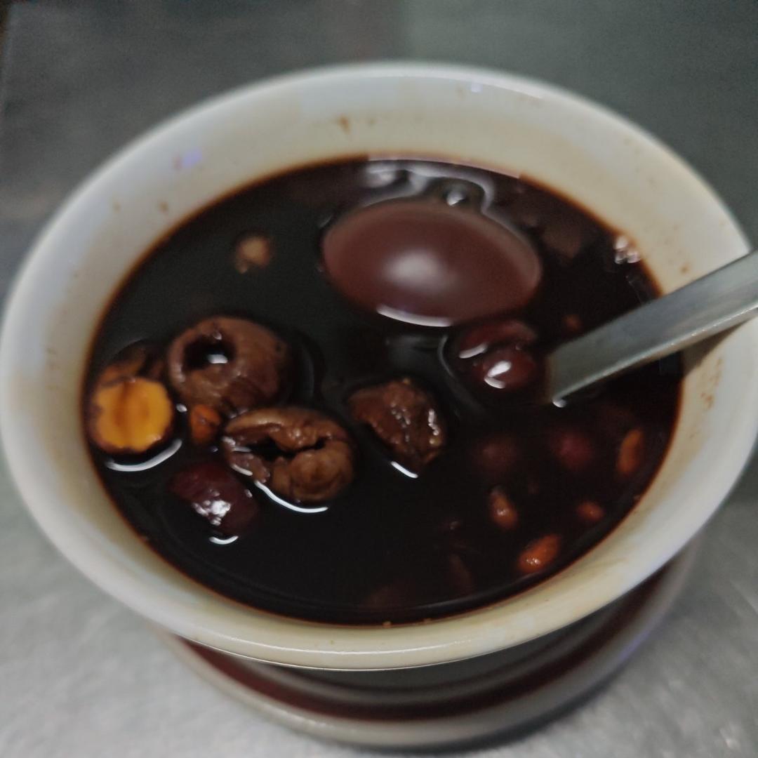 补血养颜乌发--桑寄生莲子何首乌蛋茶