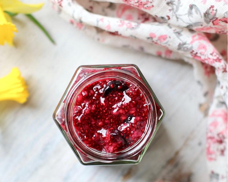 Easy Berry Chia Seed Jam的做法