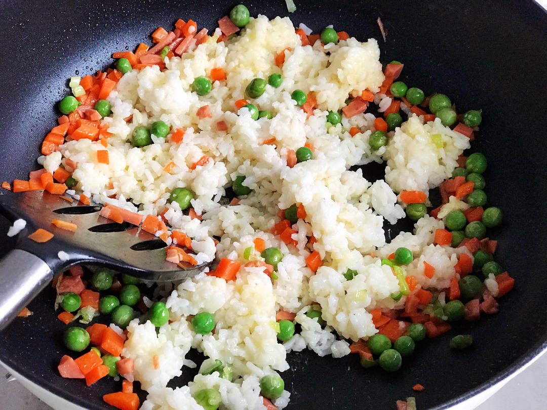 洋蔥麻麻-拿平底鍋的紅太狼做的揚州炒飯(剩飯變美食,從此不剩飯)