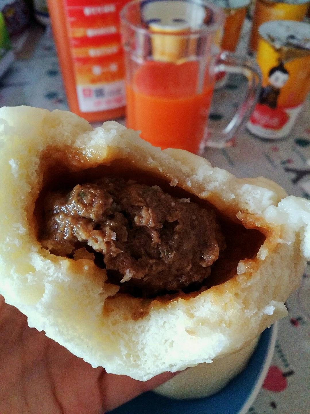 鲜美多汁的洋葱牛肉包子