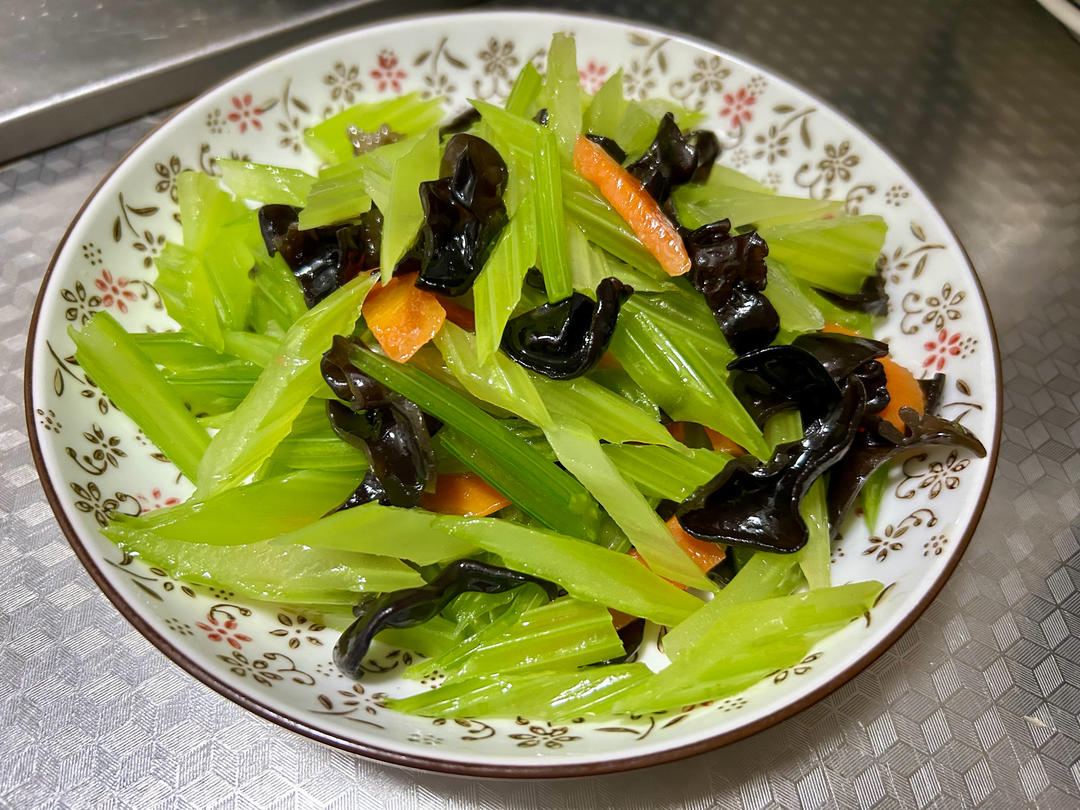 芹菜拌木耳