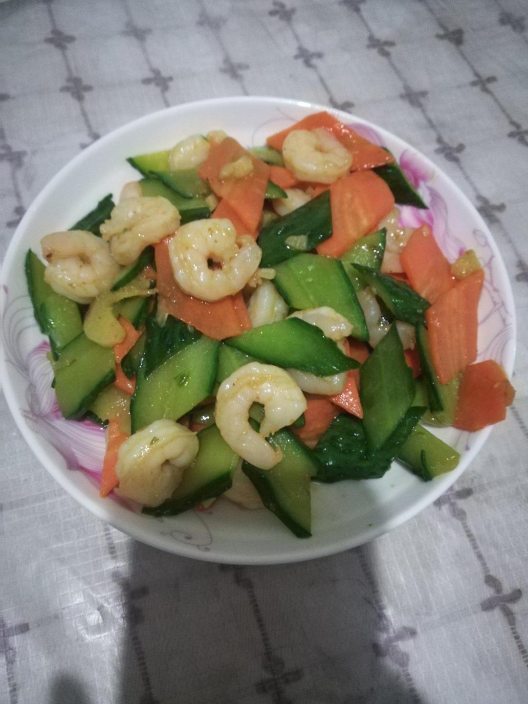 黄瓜胡萝卜炒虾仁