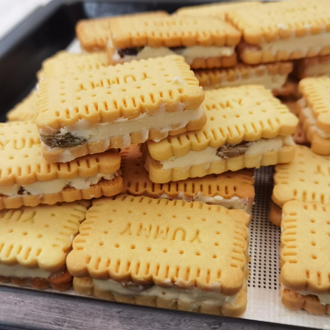 北海道六花亭白巧克力葡萄干夹心饼干