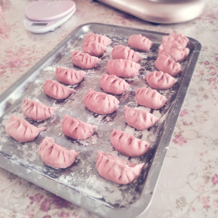 纯天然粉红色饺子