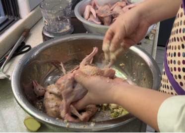 经典粤菜--玻璃脆皮乳鸽的做法 步骤5