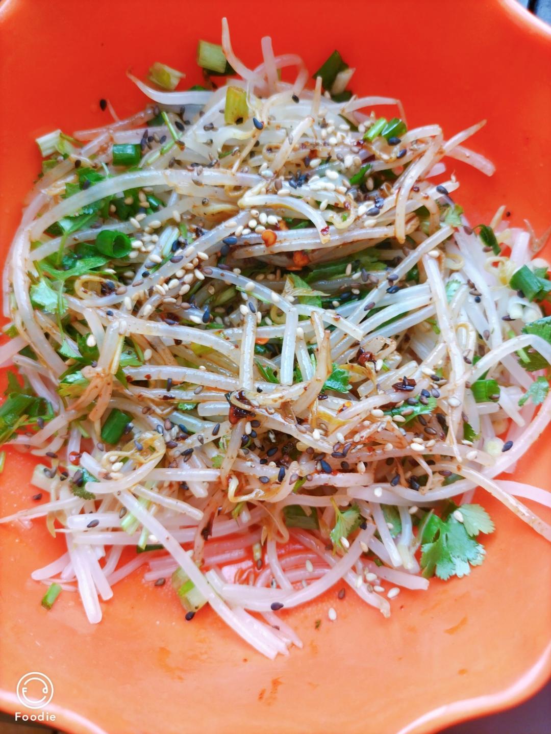 凉拌豆芽（脆嫩爽口的家常凉菜）