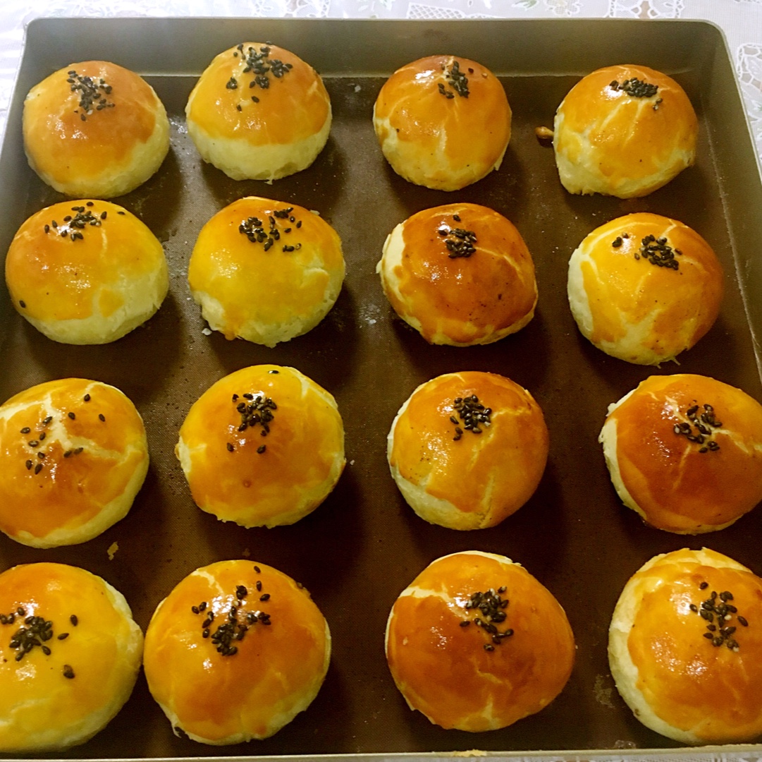 蛋黄酥 Danhuangsu