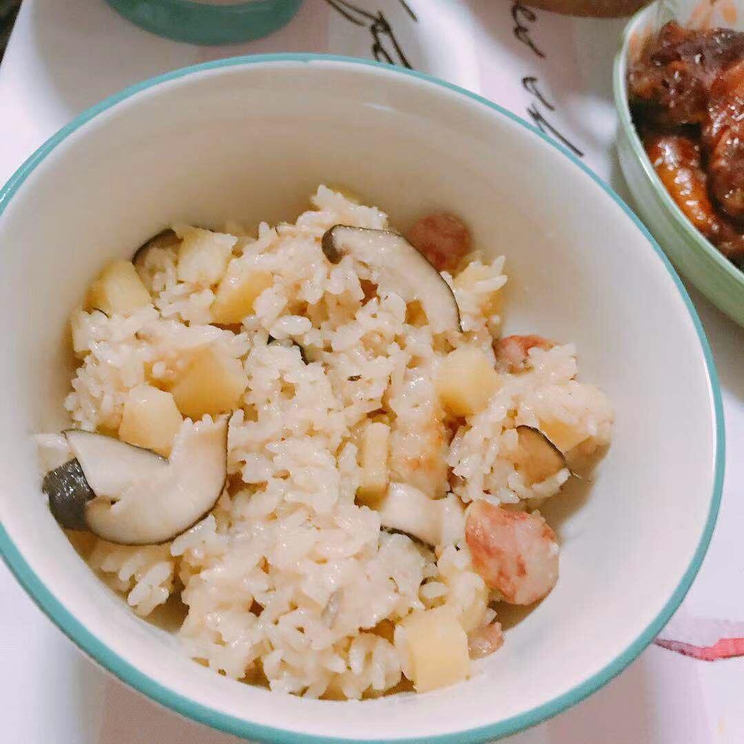 香菇腊肠土豆焖饭
