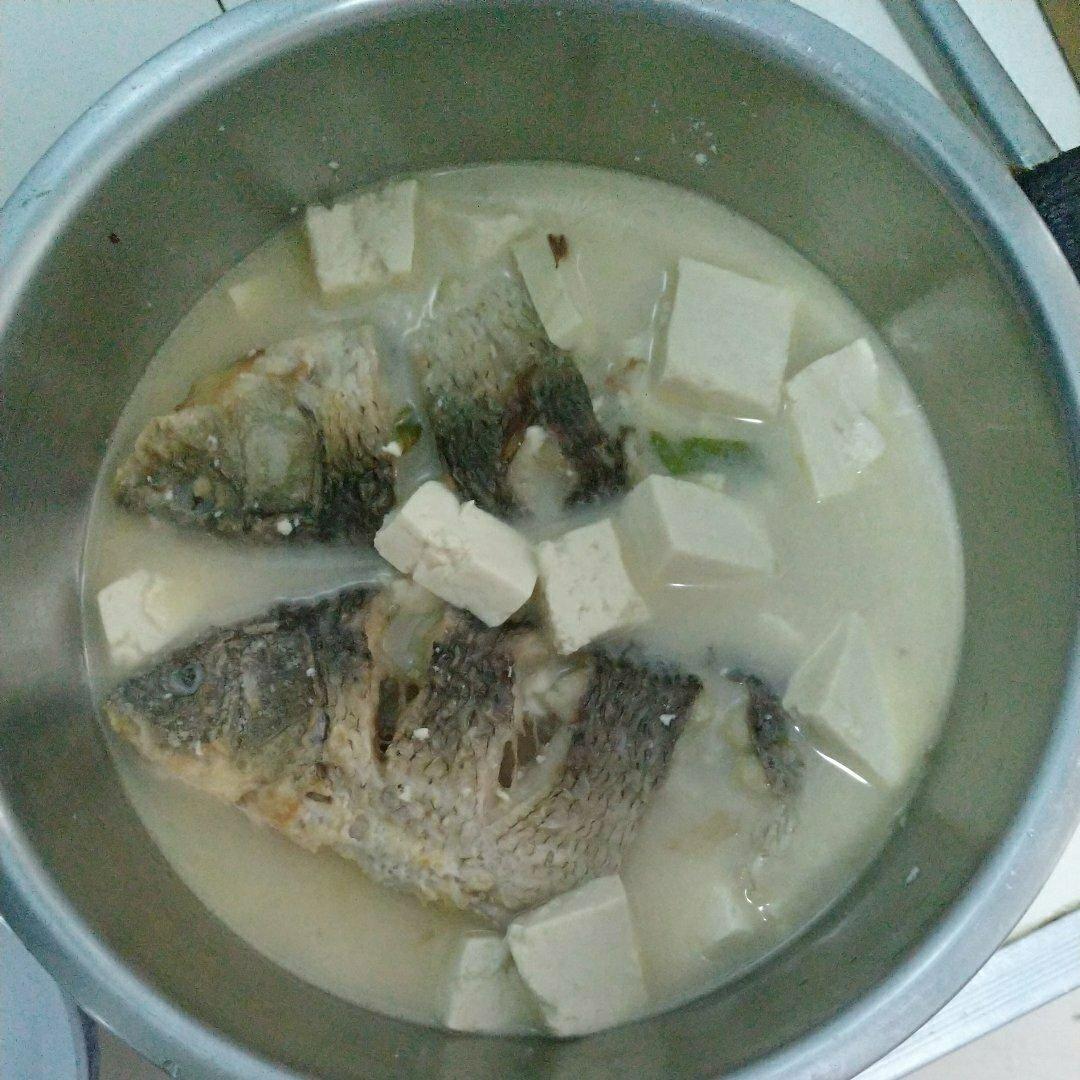 鲫鱼豆腐汤