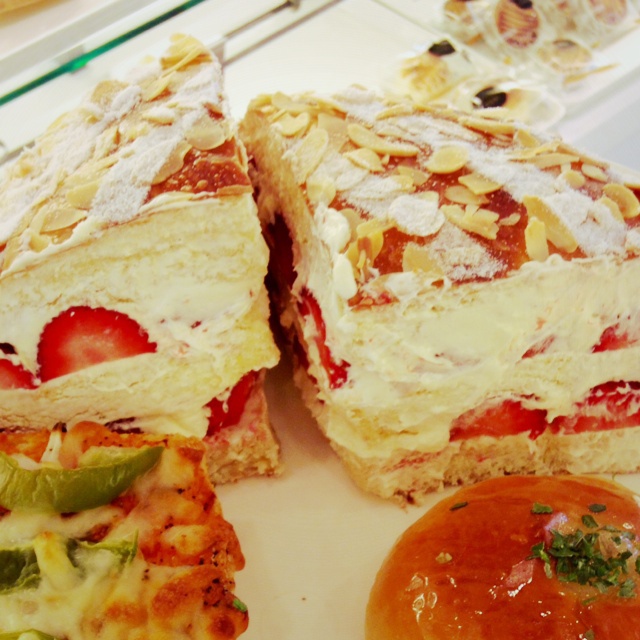 草莓卡仕达酱夹心蛋糕