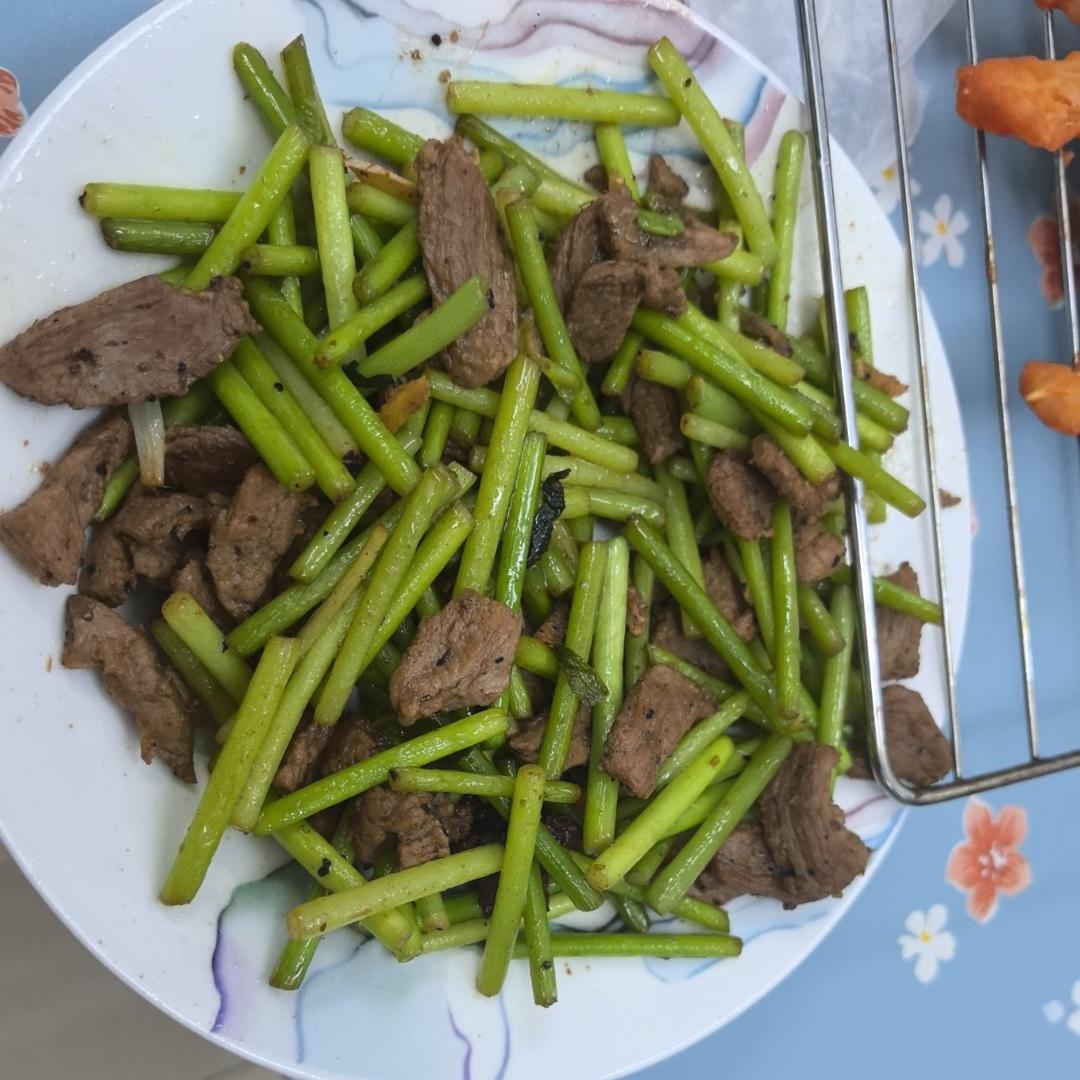 孜然羊肉炒蒜苔