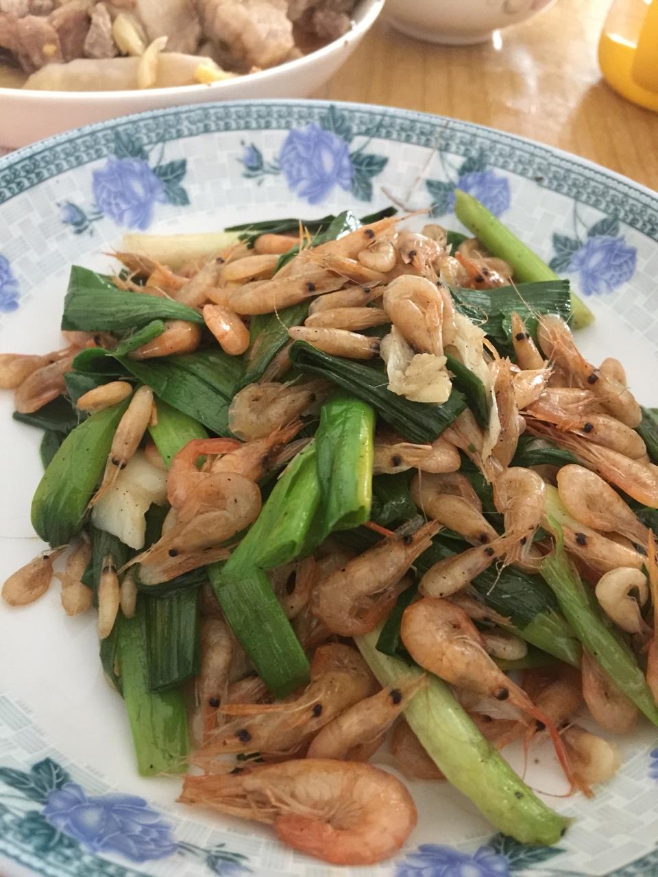 大蒜炒河虾的做法