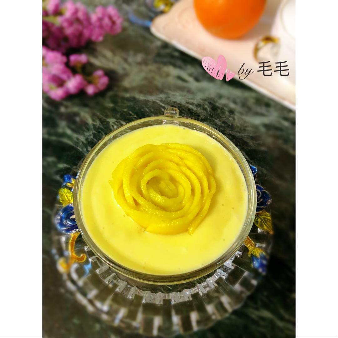 盛开黄玫瑰的芒果酸奶昔