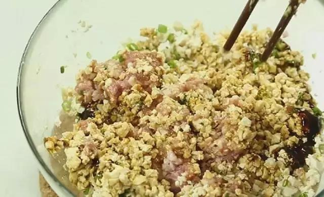 肉汁豆腐煎饺的做法 步骤4