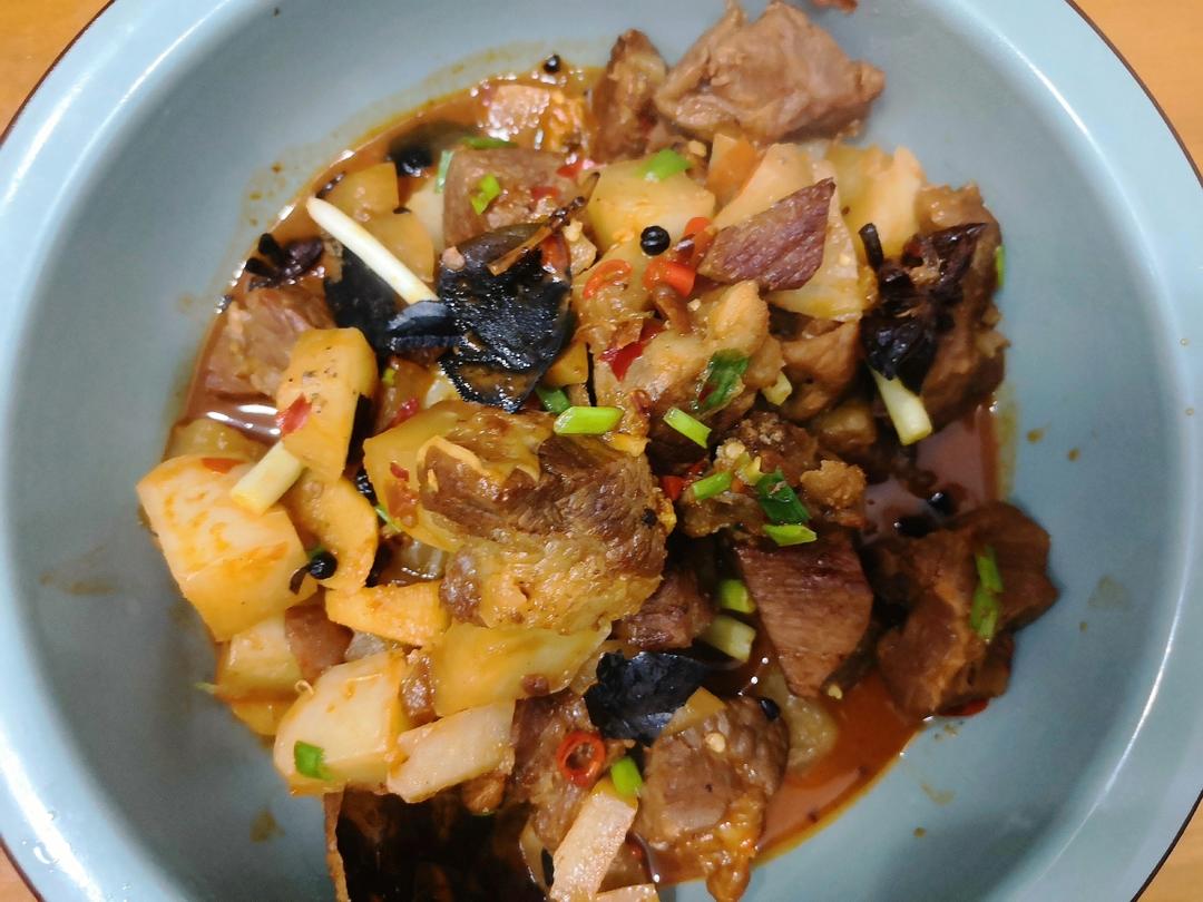 厨师长教你：“萝卜烧牛肉”的川味版做法，肉香四溢软烂入味