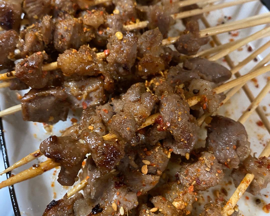 电饼铛版纸上烤羊肉串