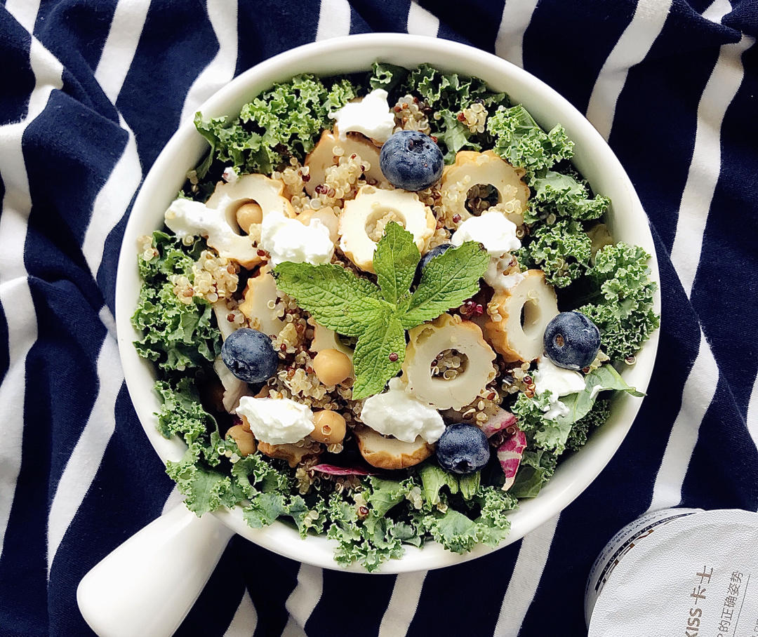 竹轮羽衣甘蓝藜麦鹰嘴豆沙拉