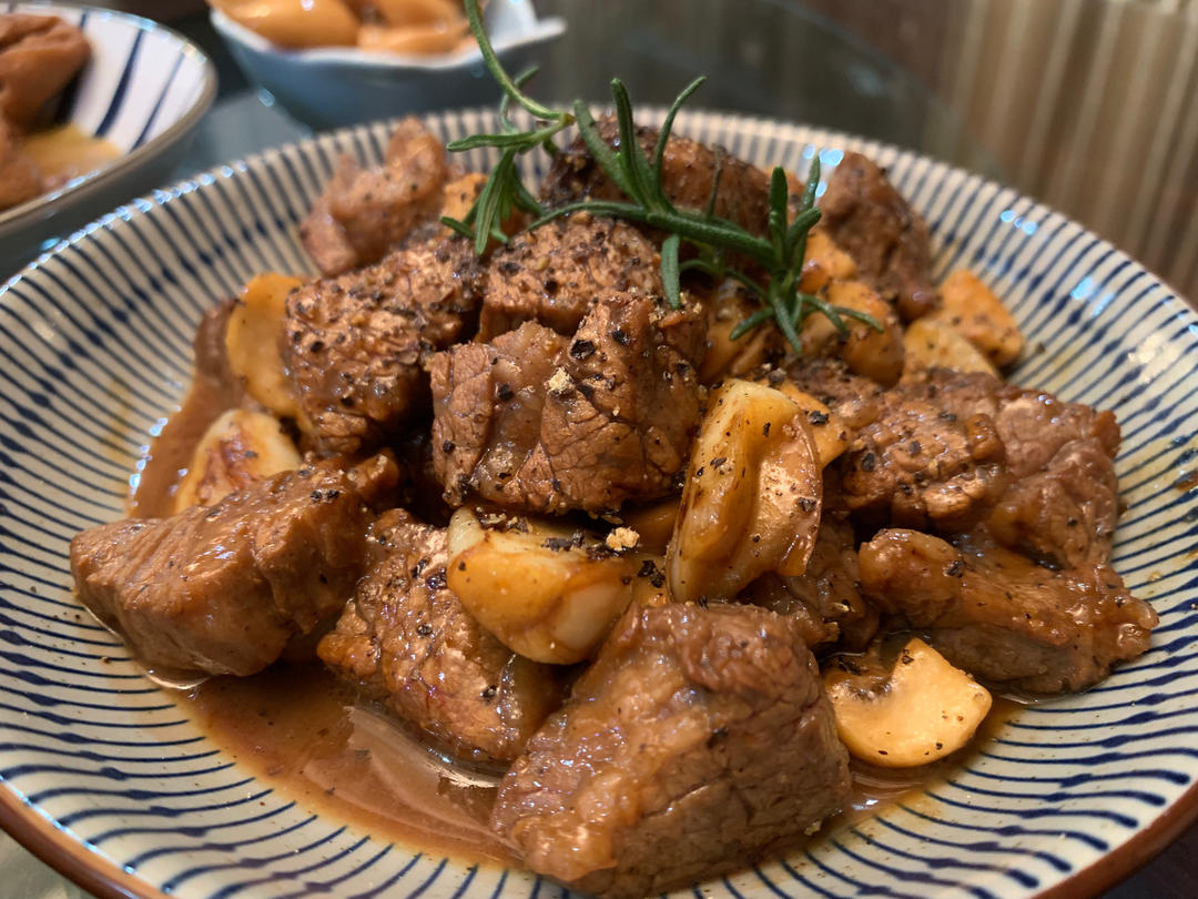 好吃到舔盘的蒜香黑椒牛肉粒