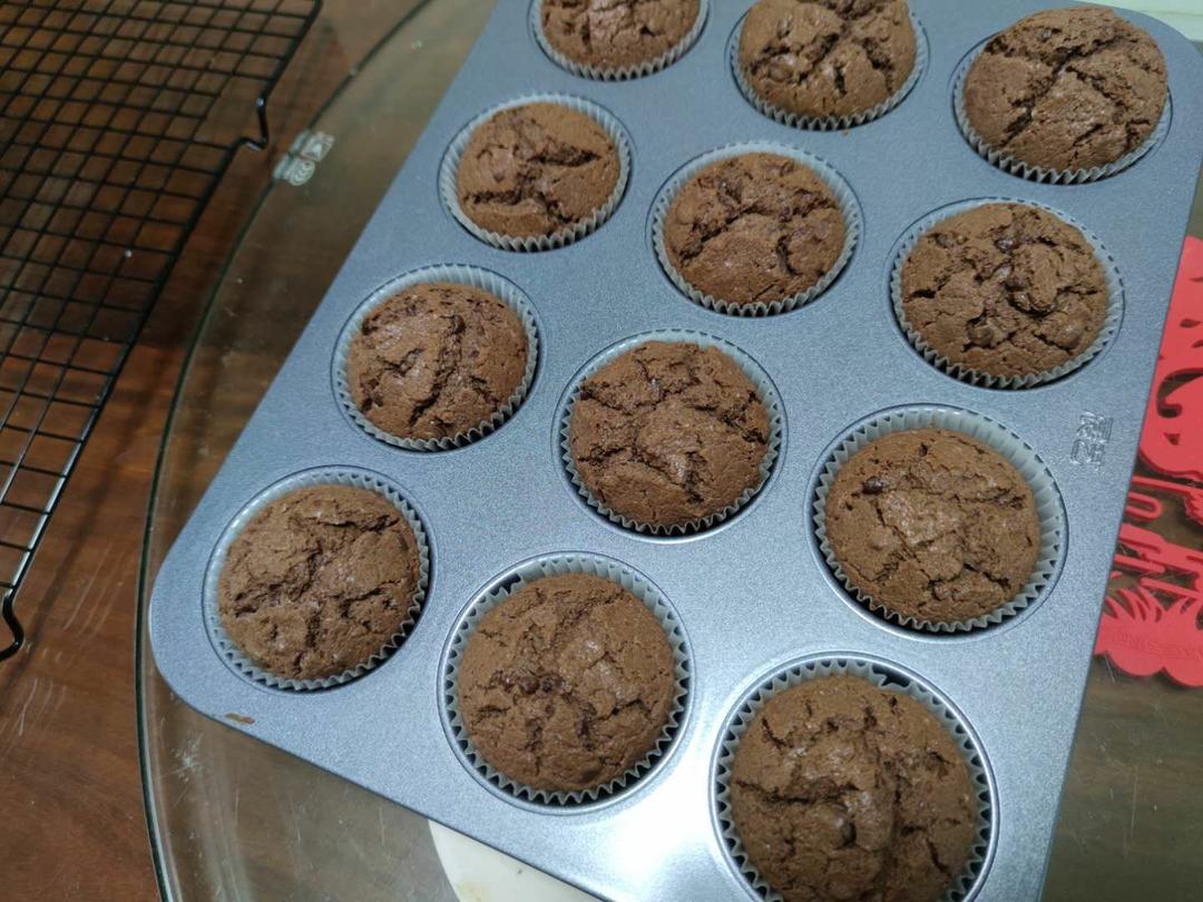 超润巧克力纸杯蛋糕（非常适合裱花、盖糖皮的cupcake方子）