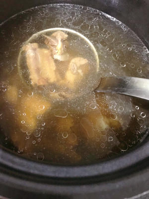煲靓汤|羊肚菌竹荪排骨汤的做法 步骤3